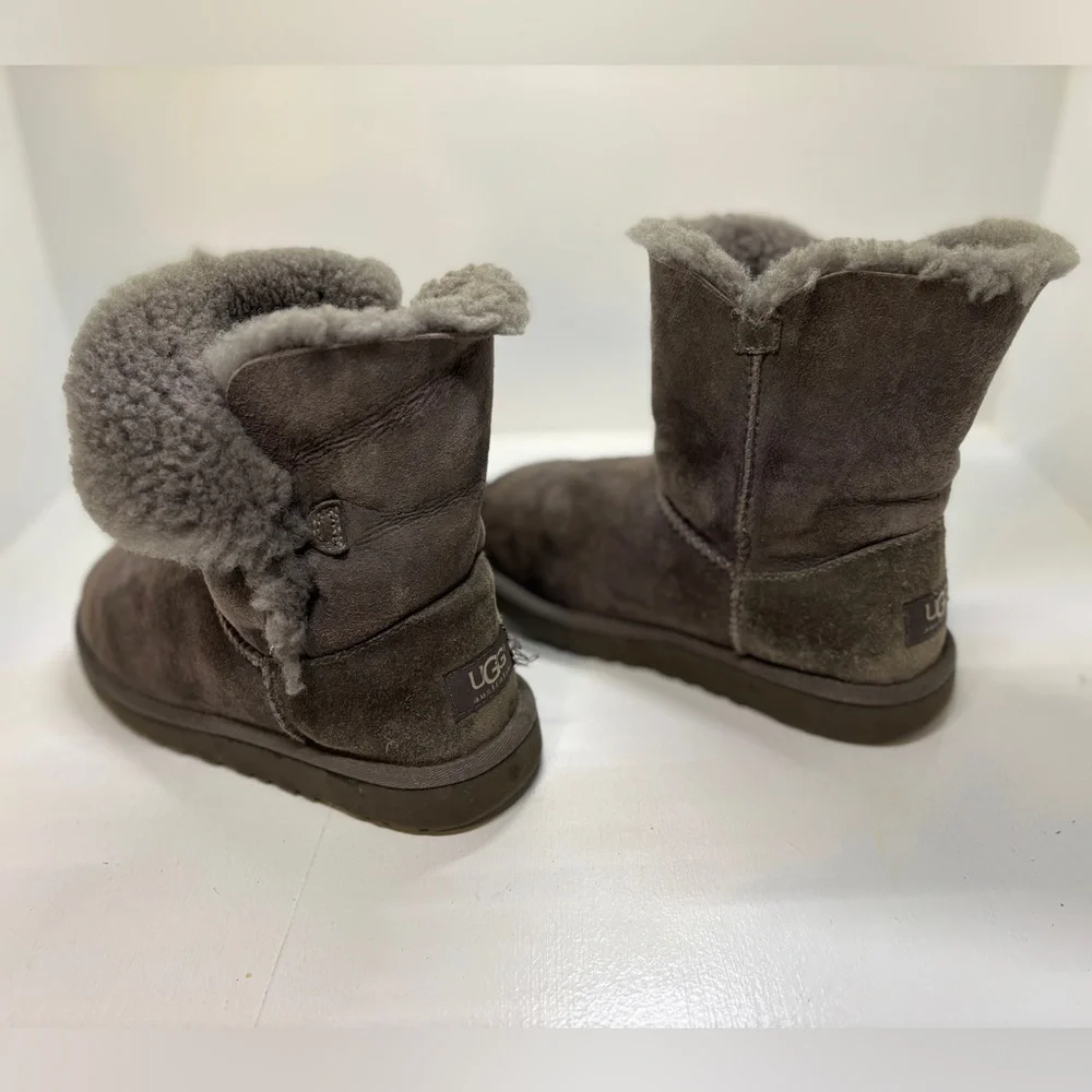 UGG Bailey Button Original used boots kids size 3 S/N 5991